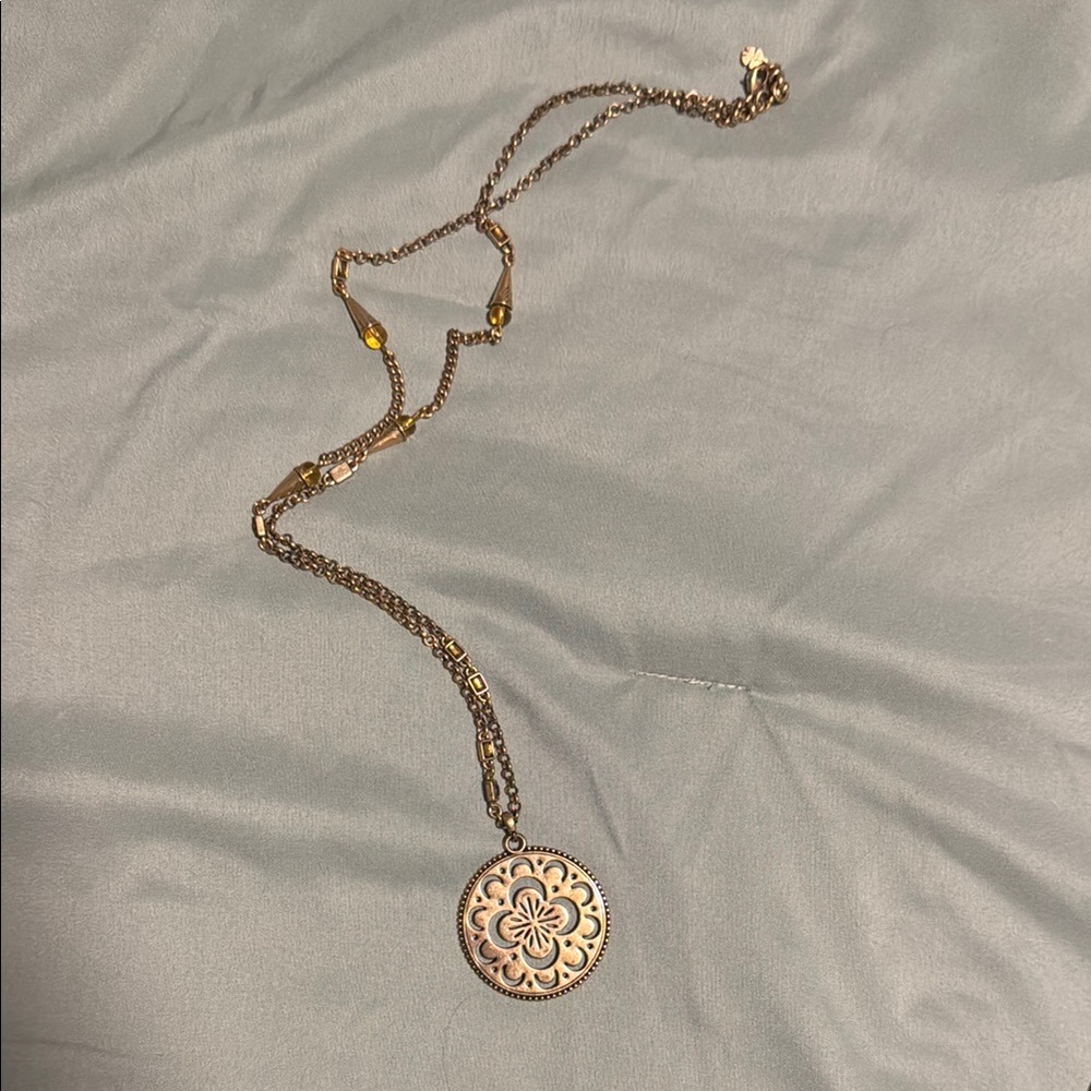 Elegant Gold Pendant Necklace